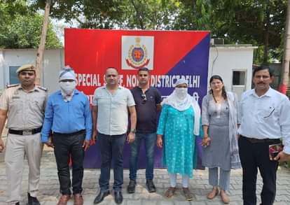 पुलिस की गिरफ्त में आरोपी व उसकी पत्नी