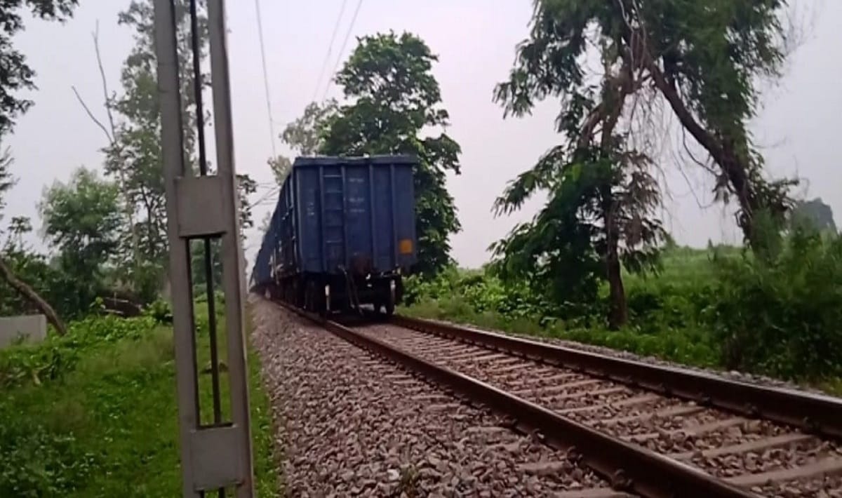 UP News Coal laden goods train suddenly split into Sonbhadra Chunar route