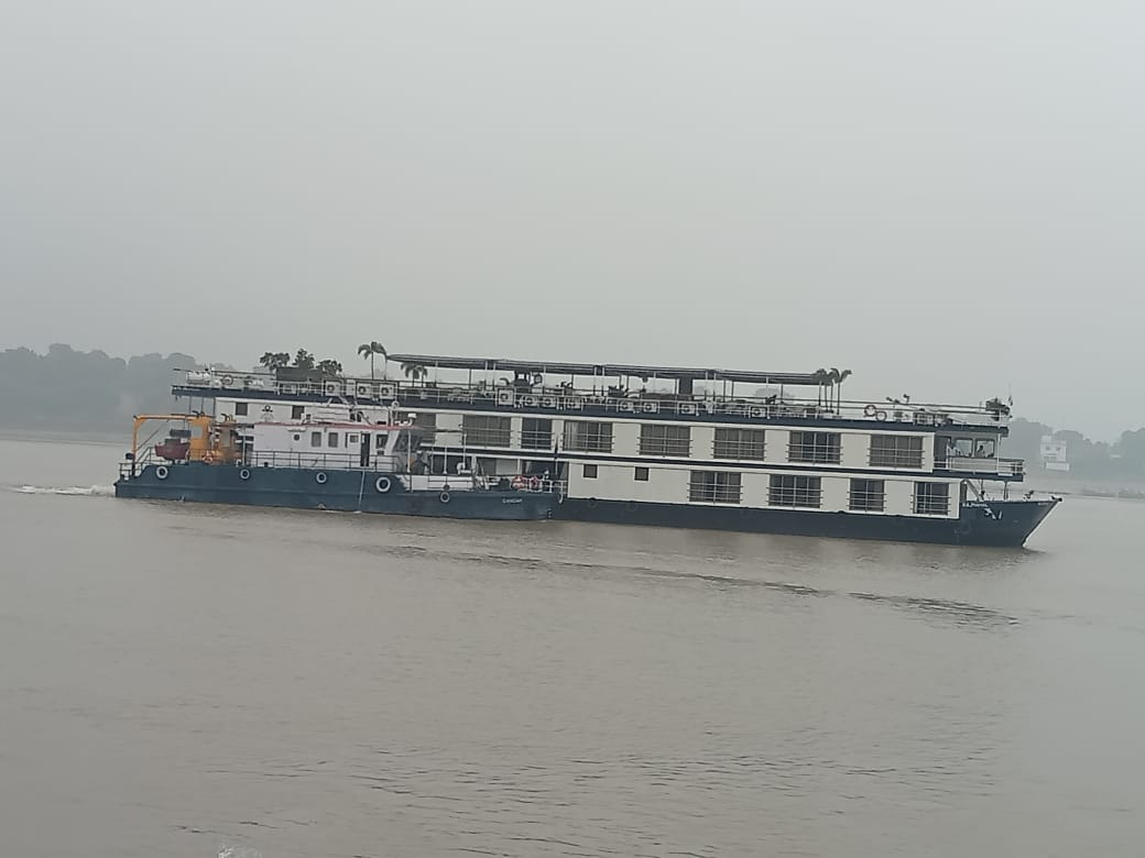 Luxury cruise MV Rajmahal reached Varanasi with foreign guests will anchor at Raj Ghat