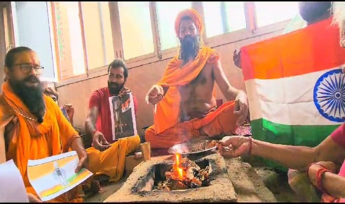Chandrayaan-3 Rituals in Varanasi for successful landing of Vikram Lander on moon