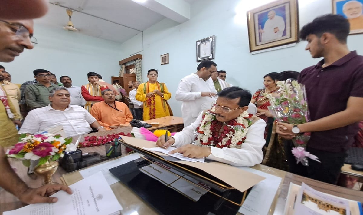 pro Bihari Lal Sharma took responsibility of Vice Chancellor in sampurnanand sanskrit university