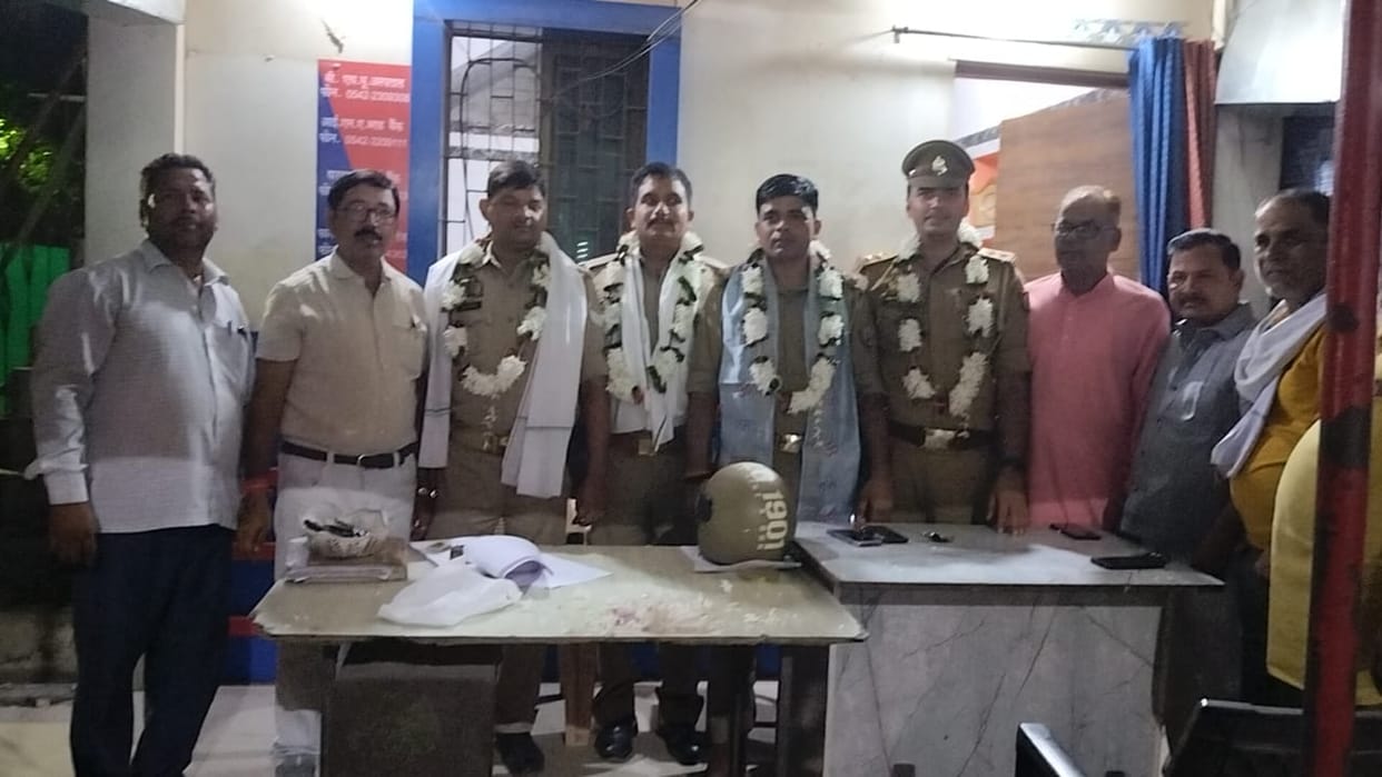 Police team honored for saving mother and daughter from miscreants varanasi