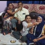 चंद्रयान तीन की सफलता पर खुशी का इजहार करते इसरो वैज्ञानिक रवि केसरवानी के परिजन।