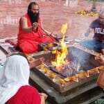 चंद्रयान की सफलता के लिए यज्ञ करते अखाड़ा परिषद के अध्यक्ष श्री महंत रविंदर पुरी जी महाराज