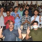 खुशी मनाते एससीडी गवर्नमेंट कॉलेज के छात्र।