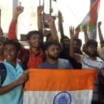 चंद्रयान-3 के सफलतापूर्वक लैंडिंग पर खुशी से झूमते लोग