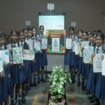 स्प्रिंगफील्ड कॉलेज में चंद्रयान की सफल प्रशिक्षण को लेकर पेंटिंग के माध्यम से संदेश देते बच्चे