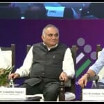 चुनाव अधिकारियों के साथ सचिन तेंदुलकर