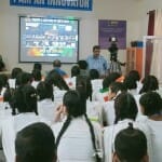 जम्मू के गांधी नगर स्कूल में चंद्रयान लैंडिंग को लाइव देखते विद्यार्थी