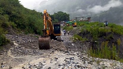 Badrinath Highway: मलबा आने से नौ जगहों पर बंद रहा हाईवे, जगह-जगह फंसे रहे 800 तीर्थयात्री Badrinath Highway closed at nine places due to Landslide and debris 800 pilgrims stranded