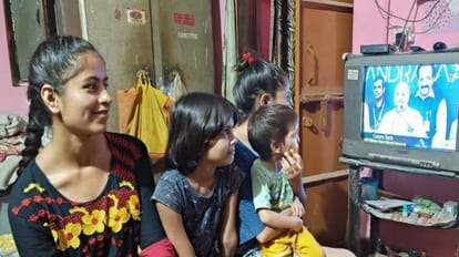 Aligarh: चंद्रयान 3 की हुई सफल लैंडिंग, लोगों ने कहा- अब चंदा मामा दूर के नहीं, पास के, जमकर पटाखे चले chandrayaan 3 successful landing, atmosphere of happiness in Aligarh