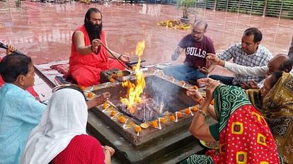 चंद्रयान की सफलता के लिए यज्ञ करते अखाड़ा परिषद के अध्यक्ष श्री महंत रविंदर पुरी जी महाराज