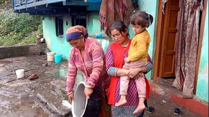 Chamoli Landslide news Debris and water entered Pagano village due to rain seven families left at night