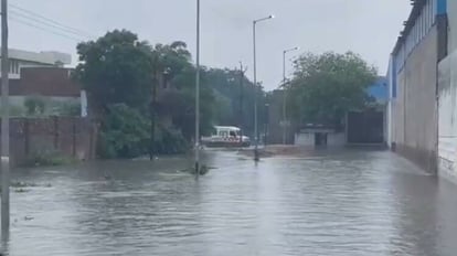 जलभराव में 4 घंटे फंसी रही एंबुलेंस: आगरा में पानी के बीच में कराया गया प्रसव; जच्चा-बच्चा अस्पताल में भर्ती woman was delivered in an ambulance stuck in waterlogged Agra