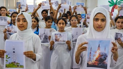 J&K: चंद्रयान-3 की सफल लैंडिंग पर प्रदेश में गूंजे भारत माता के जयघोष, छात्र बोले- हम भी बनेंगे वैज्ञानिक jammu kashmir: on successful landing of Chandrayaan 3 students said we will also become scientists