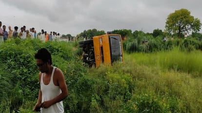 Jaunpur: जौनपुर में पलटी स्कूल बस, 40 बच्चे बाल-बाल बचे, मौके पर मच गई थी चीख-पुकार School bus overturned in Jaunpur 40 children narrowly survived