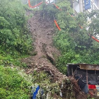 Mussoorie: तेज बारिश से मालरोड पर होटल के पास हुआ भूस्खलन, पैदल जा रहे लोग बाल-बाल बचे Uttarakhand Weather Landslide in Mussoorie near Hotel on Mall Road Tourist panic