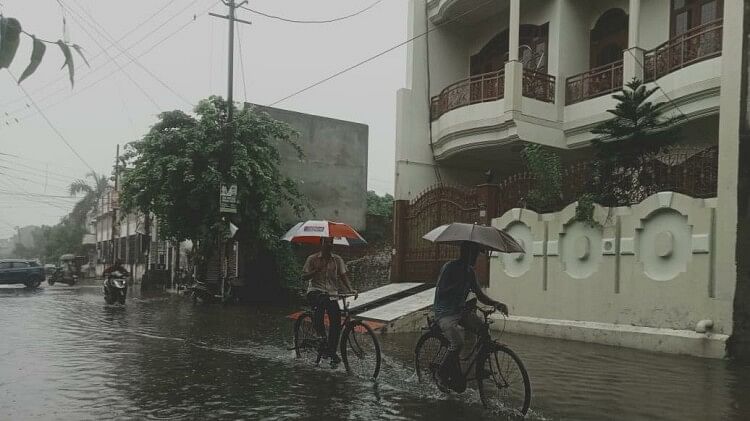 UP Weather: पश्चिमी यूपी में बारिश ने दी गर्मी से राहत, सड़कें हुईं जलमग्न, भारी वर्षा और बिजली गिरने का अलर्ट