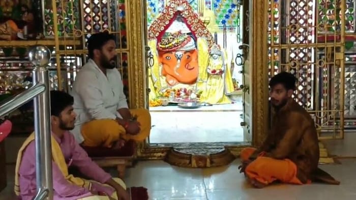 Chandryaan-3 Landing: चंद्रयान की सफल लैंडिंग के लिए कहीं हनुमान चालीसा तो कहीं हवन, सीहोर में गणेशजी का पूजन Chandryaan-3 Landing: For the successful landing of Chandrayaan, somewhere Hanuman Chalisa and somewhere Havan