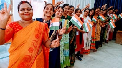 Chandrayaan-3: चंद्रयान की सफल लैंडिंग होते ही हर-हर महादेव से गूंजा बनारस, हर ओर मनाया जा रहा जश्न Chandrayaan 3 vikram lander successful landing varanasi echoed with Har Har Mahadev,