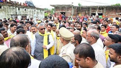 Om prakash Rajbhar reached house of Pradhan  husband who lost his life in fight