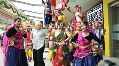 G-20 Summit Royal welcome to foreign guests who arrived at Varanasi airport