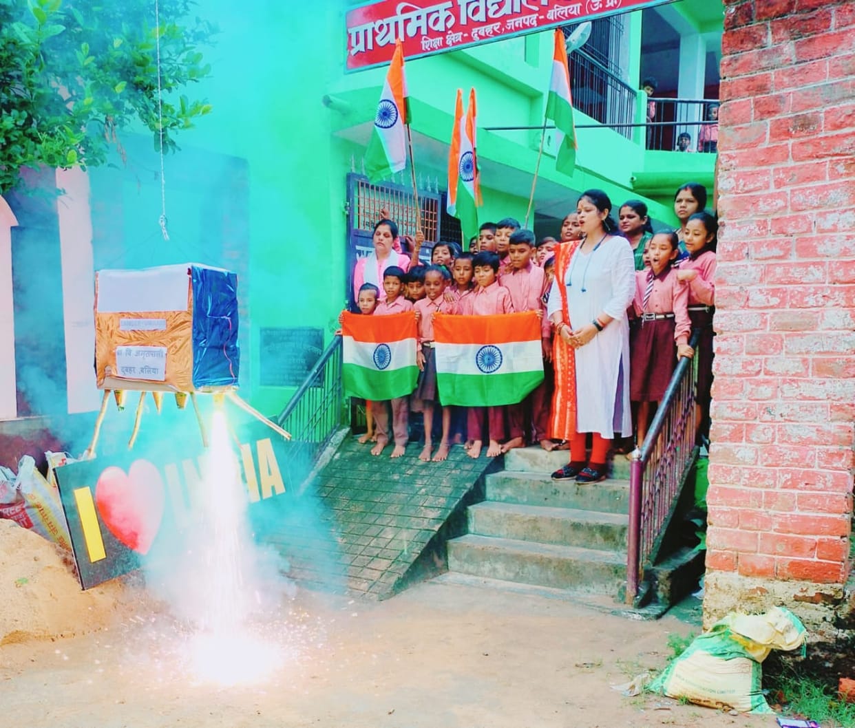 Children made successful landing of Chandrayaan-3: Children made model of Lander-Rover, brought down with coun