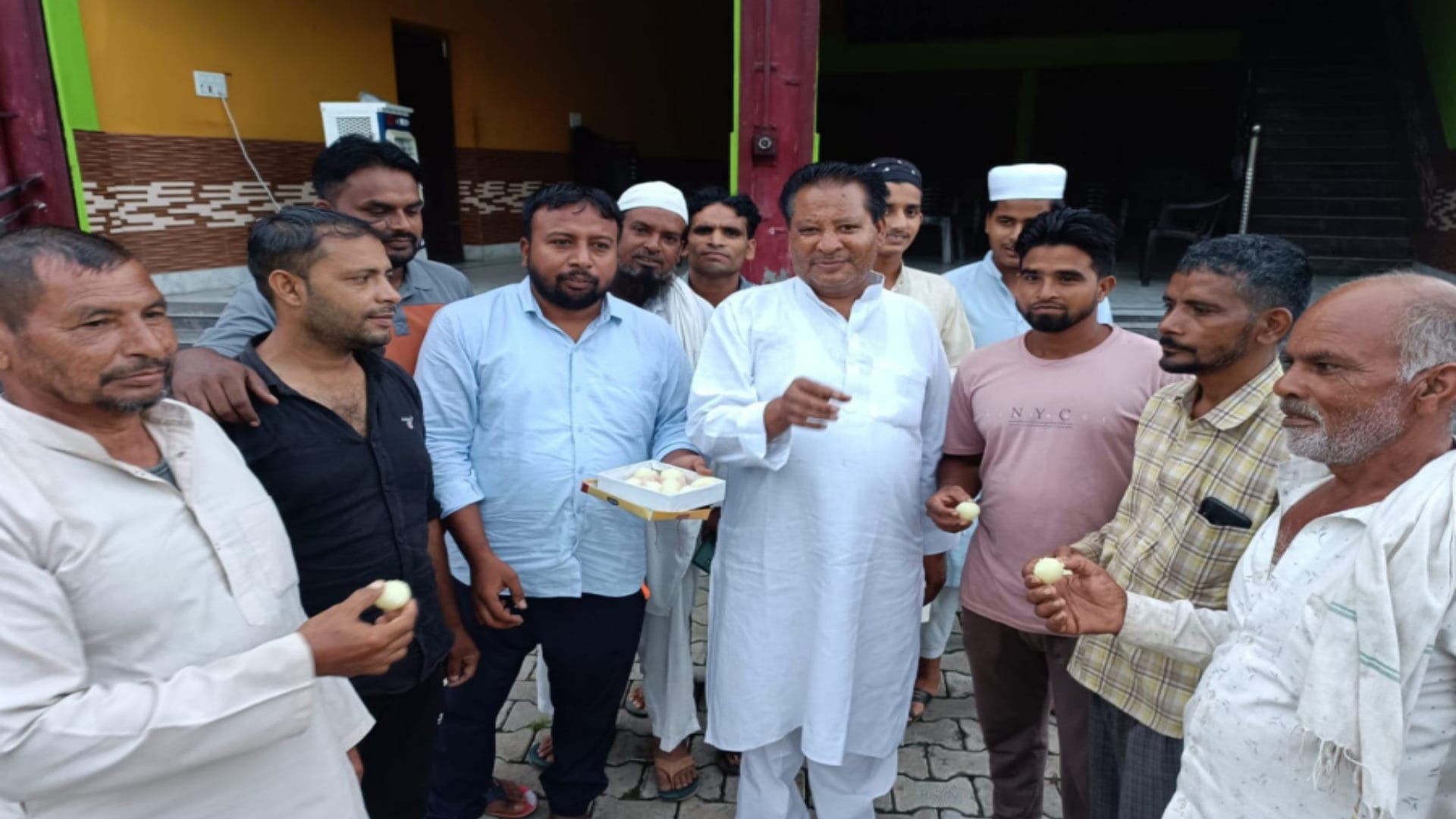 Chandrayaan 3 Landing Successful: people of Bijnor distributed sweets and danced in happiness