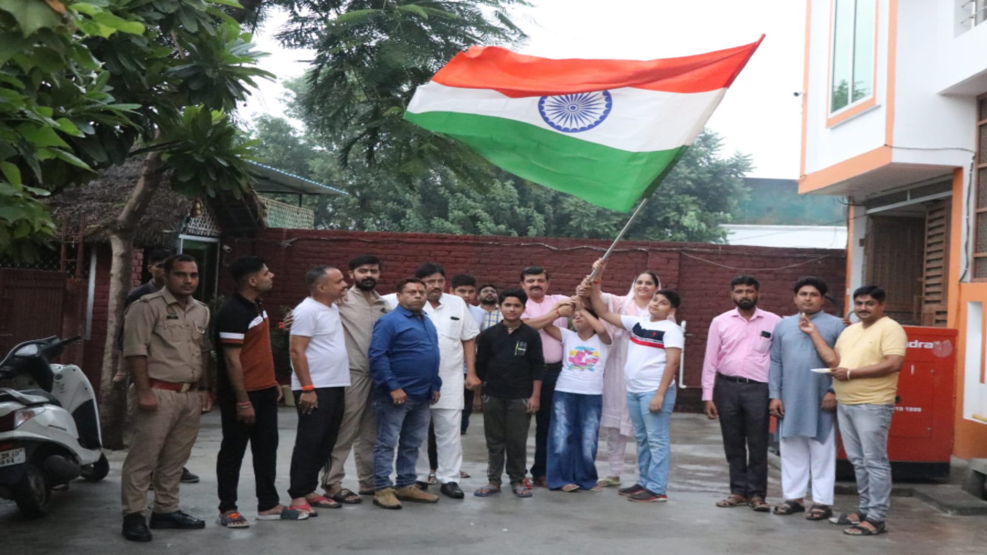 Chandrayaan 3 Landing Successful: people of Bijnor distributed sweets and danced in happiness