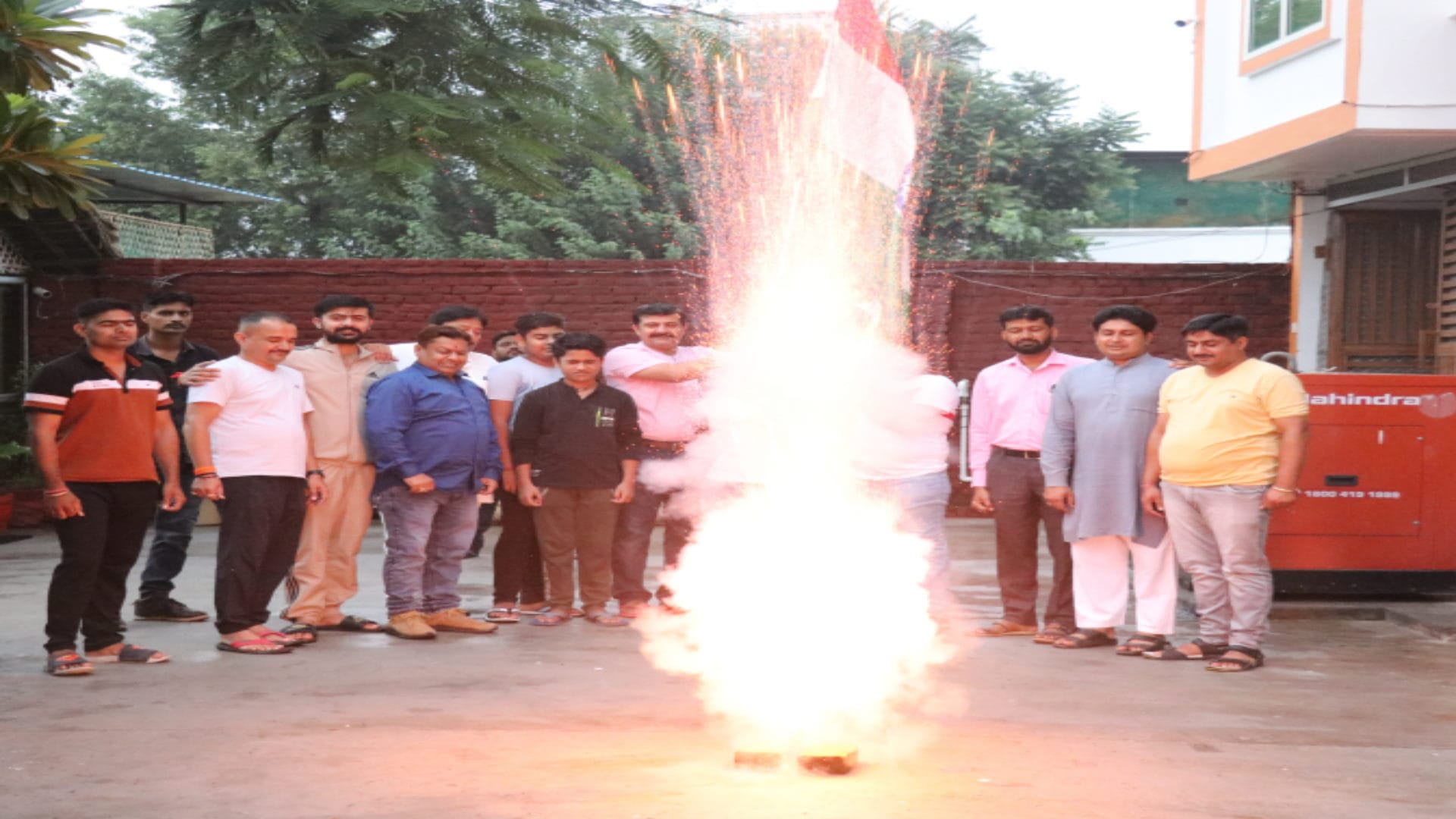 Chandrayaan 3 Landing Successful: people of Bijnor distributed sweets and danced in happiness