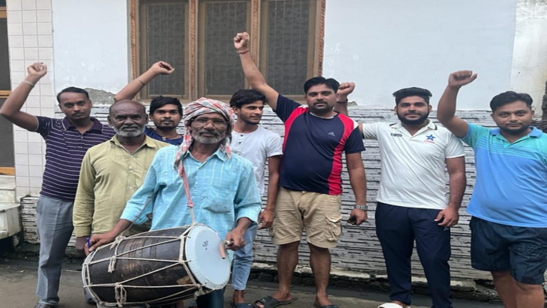 Chandrayaan 3 Landing Successful: people of Bijnor distributed sweets and danced in happiness