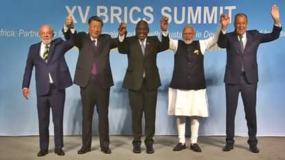 पूर्ण सत्र में शामिल होने पहुंचे ब्रिक्स नेता।