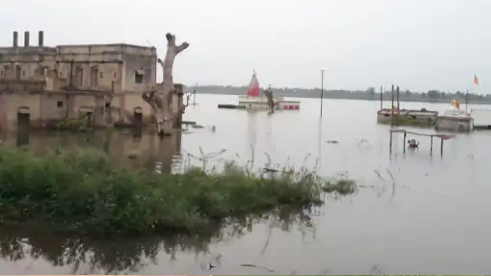 बड़वानी में नर्मदा खतरे के निशान से ऊपर बह रही है।