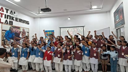 People jump with joy in Agra as Chandrayaan 3 land on moon
