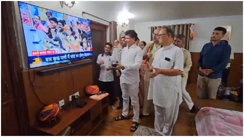 Chandrayaan-3 successful landing Union Minister Kailash Chaudhary celebrated by distributing sweets