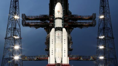 Chandrayaan 3 Successfully Landed on Moon Know Difference Between Luna 25 vs Chandrayaan 3 News in Hindi
