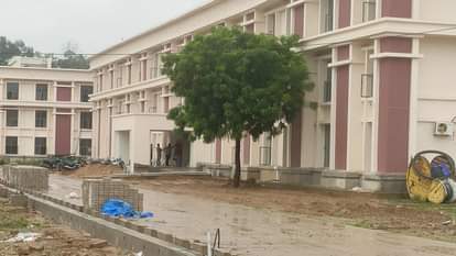 फर्टिलाइजर में निर्माणाधीन सैनिक स्कूल।