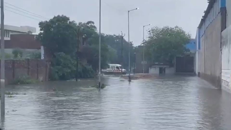 woman was delivered in an ambulance stuck in waterlogged Agra