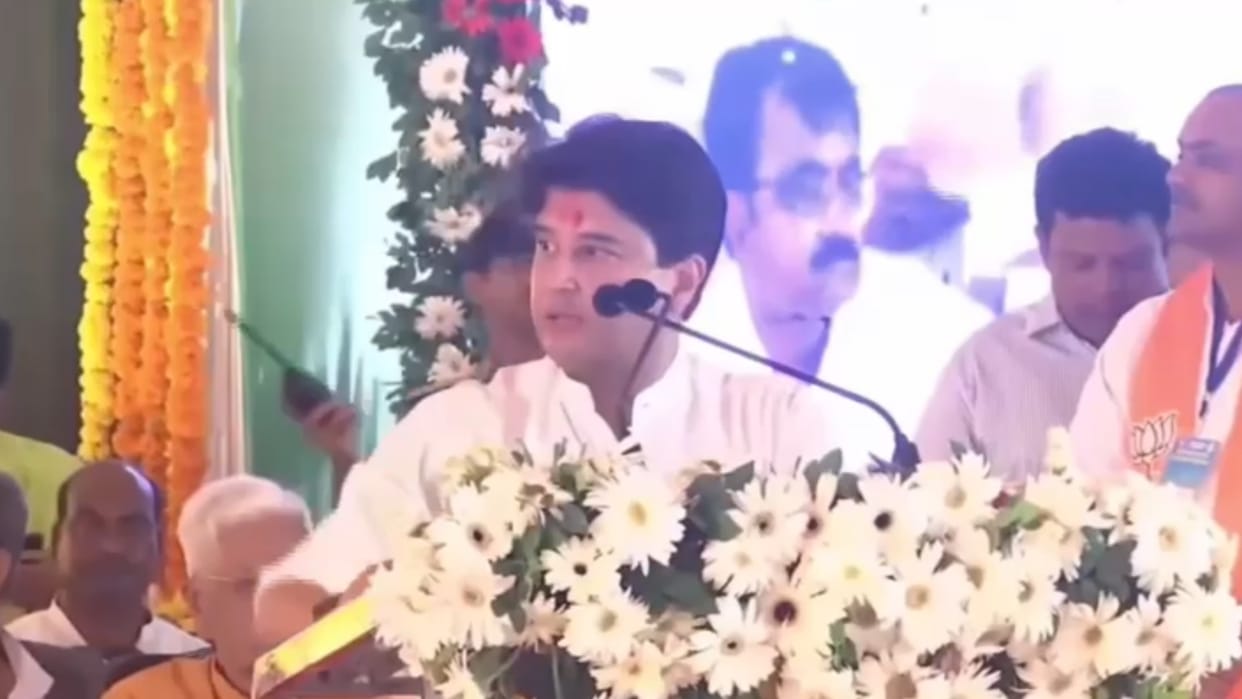 MP Poltics: Minister Scindia taunt on the opposition, said Madhya Pradesh is divided looted and lying Congress