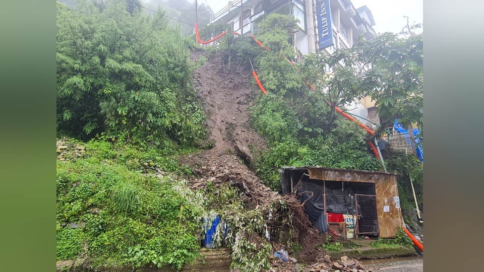 Uttarakhand Weather Landslide in Mussoorie near Hotel on Mall Road Tourist panic