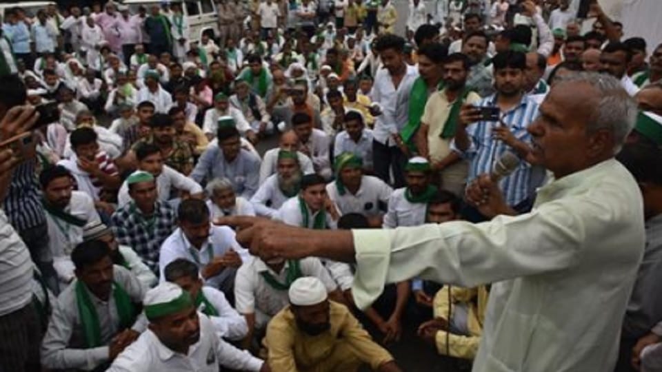 Moradabad: Farmers gheraoed Divisional Commissioner office, asked solve problems