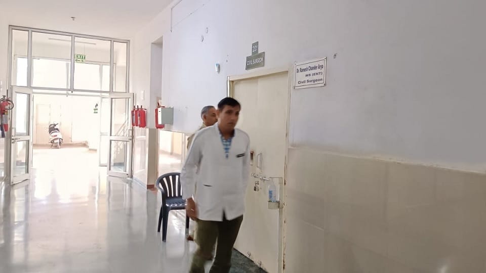 Medical Superintendent protest outside Civil Surgeon office in Narnaul Civil Hospital