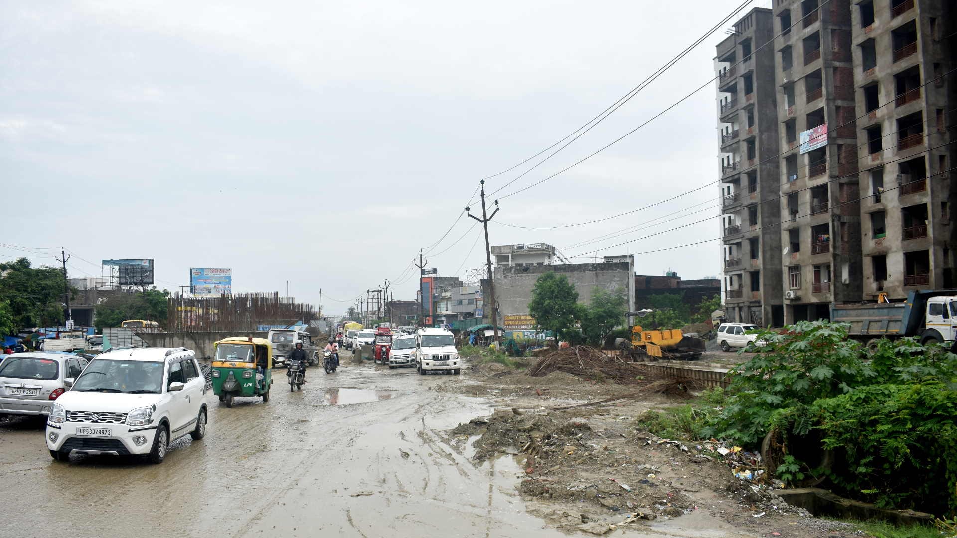 Trouble with jams and potholes on Nausad Padleganj highway in rain