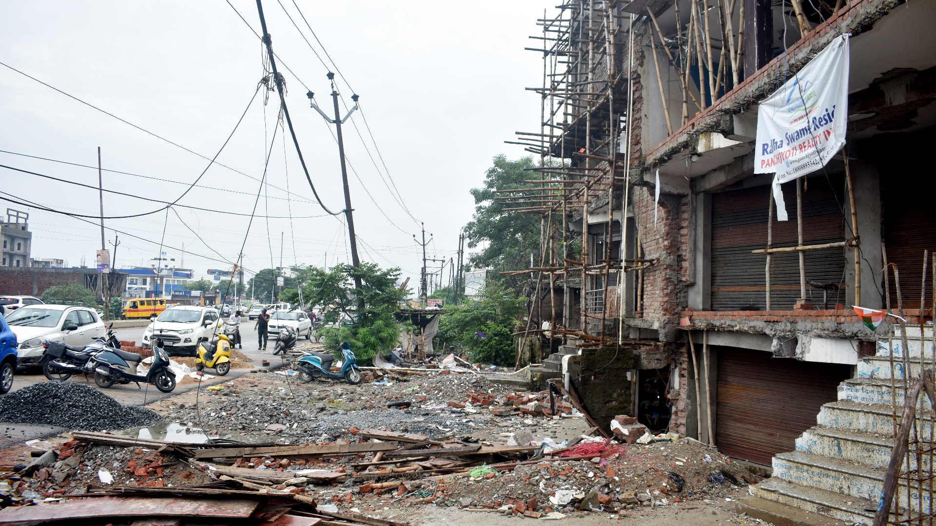 Trouble with jams and potholes on Nausad Padleganj highway in rain