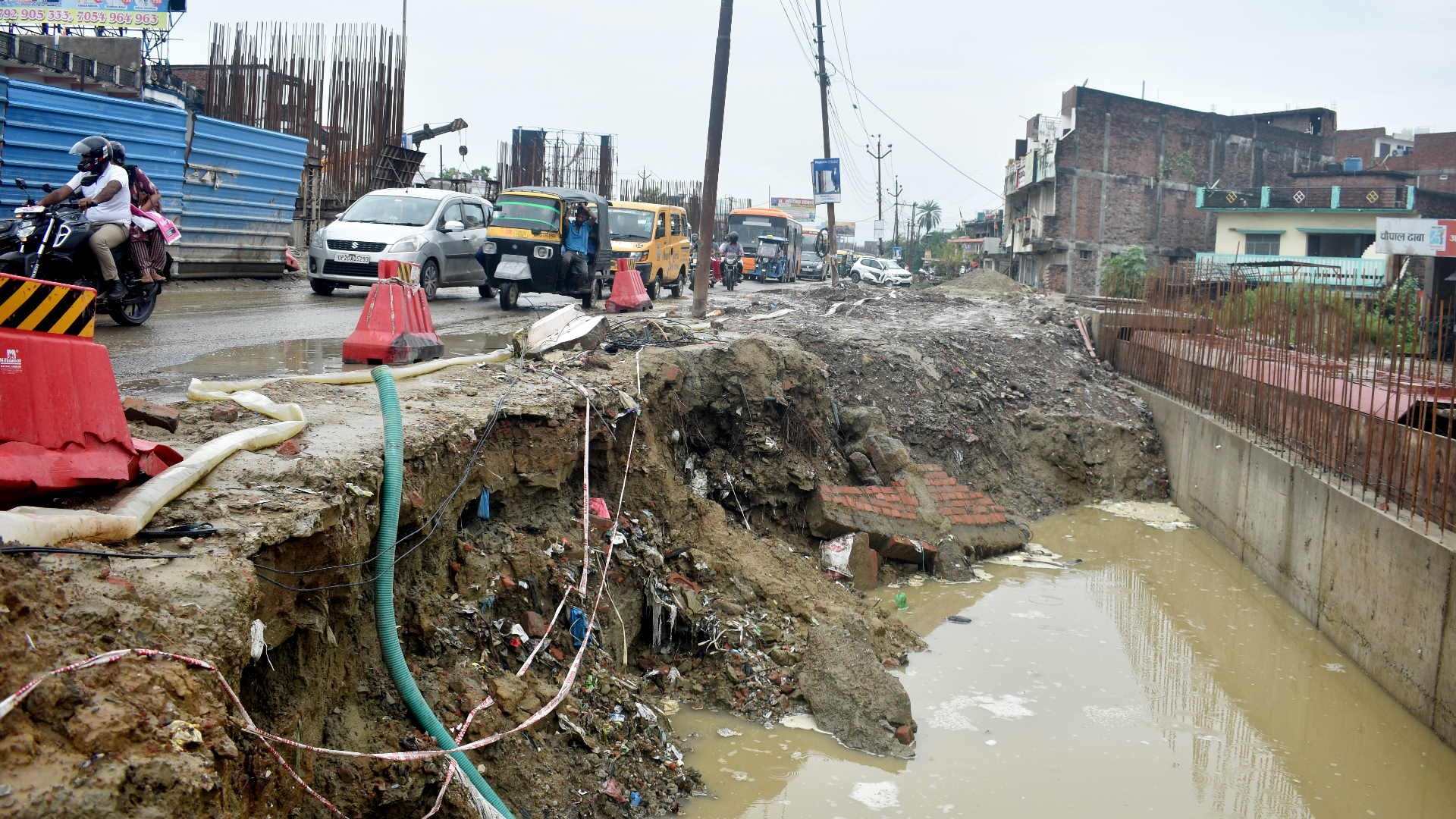 Trouble with jams and potholes on Nausad Padleganj highway in rain