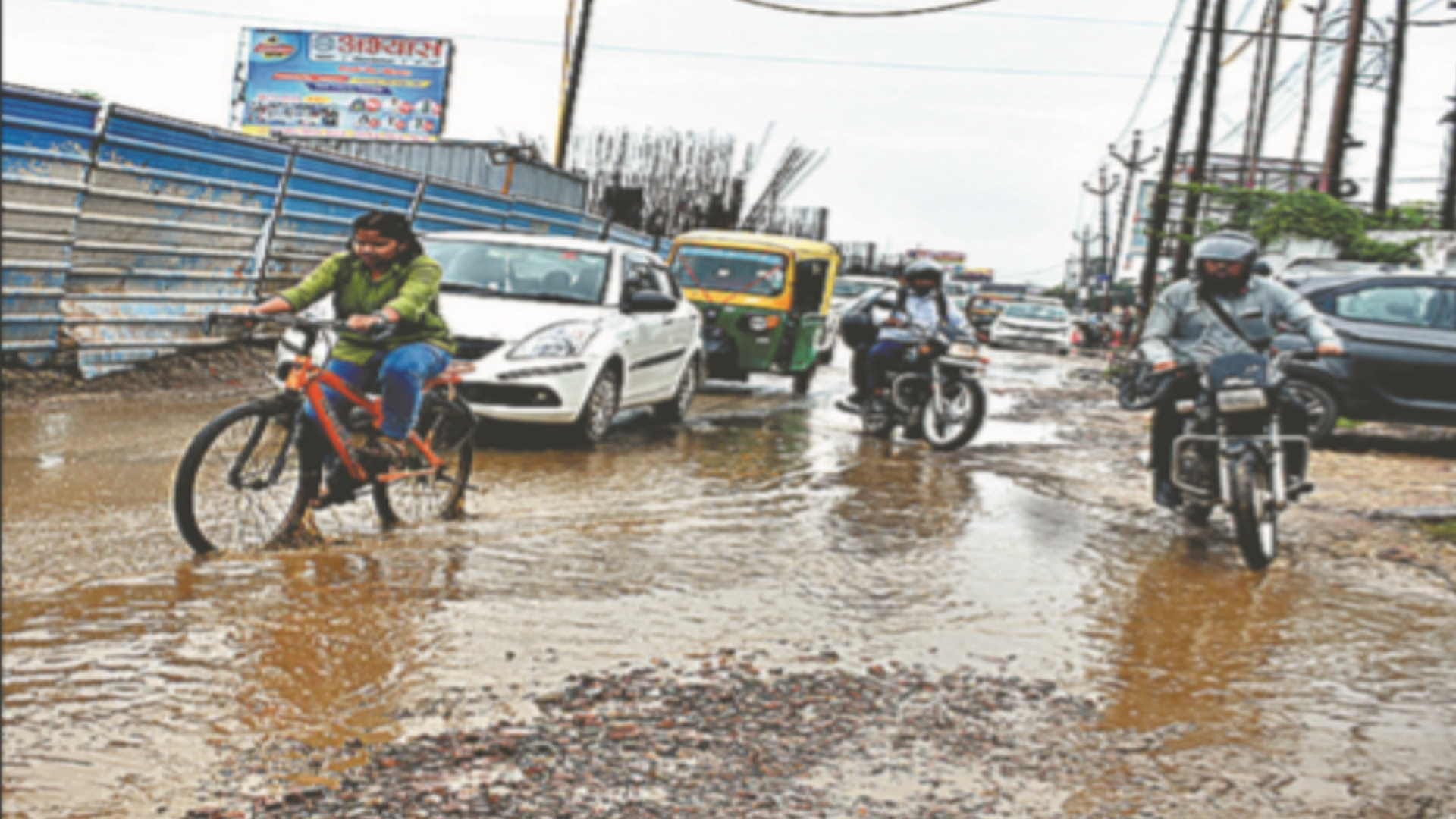 Trouble with jams and potholes on Nausad Padleganj highway in rain
