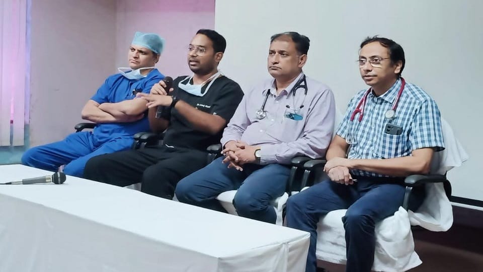 ऑपरेशन के बाद प्रेसवार्ता करते डॉक्टर