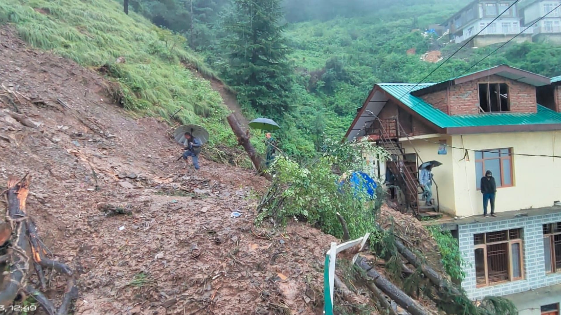 Heavy Rain Himahal Pradesh Many roads closed 3 killed 8 missing and swept away