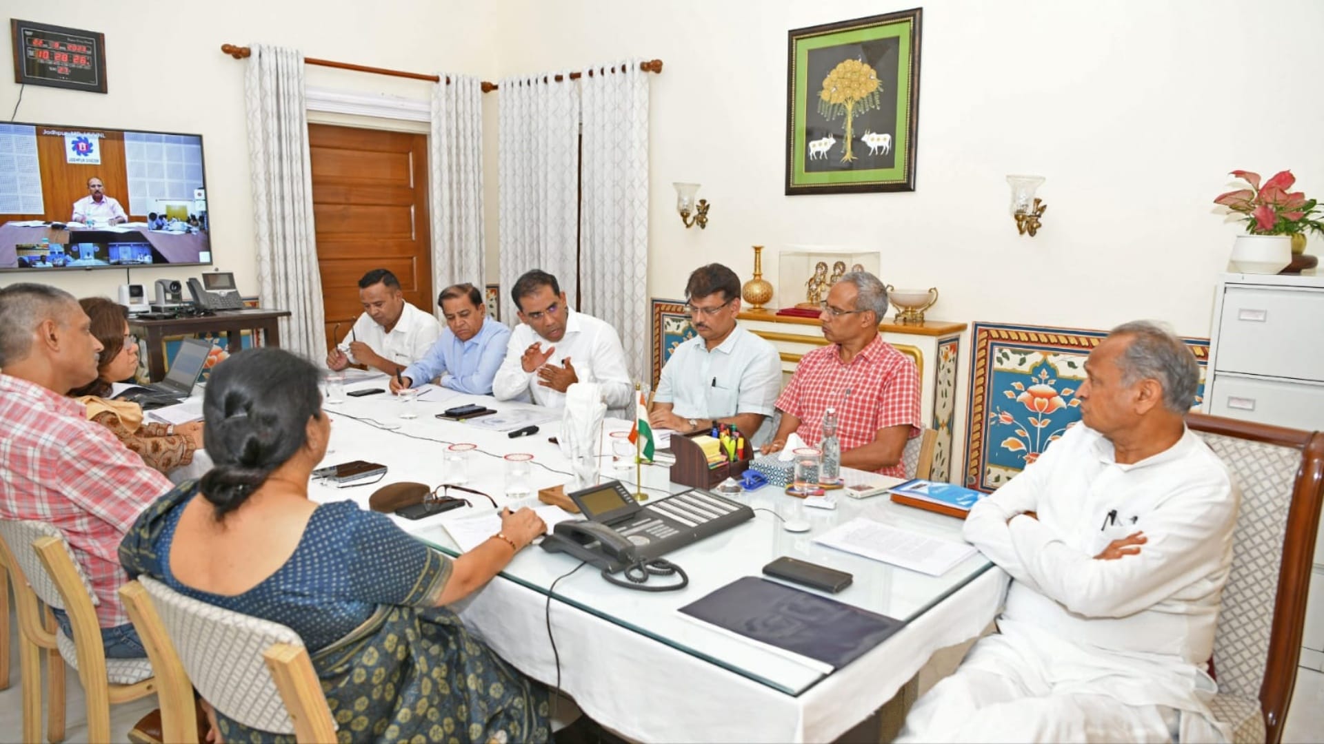 समीक्षा बैठक करते हुए सीएम गहलोत