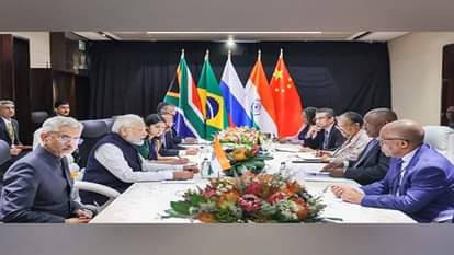 प्रधानमंत्री नरेंद्र मोदी और दक्षिण अफ्रीका के राष्ट्रपति सिरिल रामफोसा ने द्विपक्षीय बैठक की।